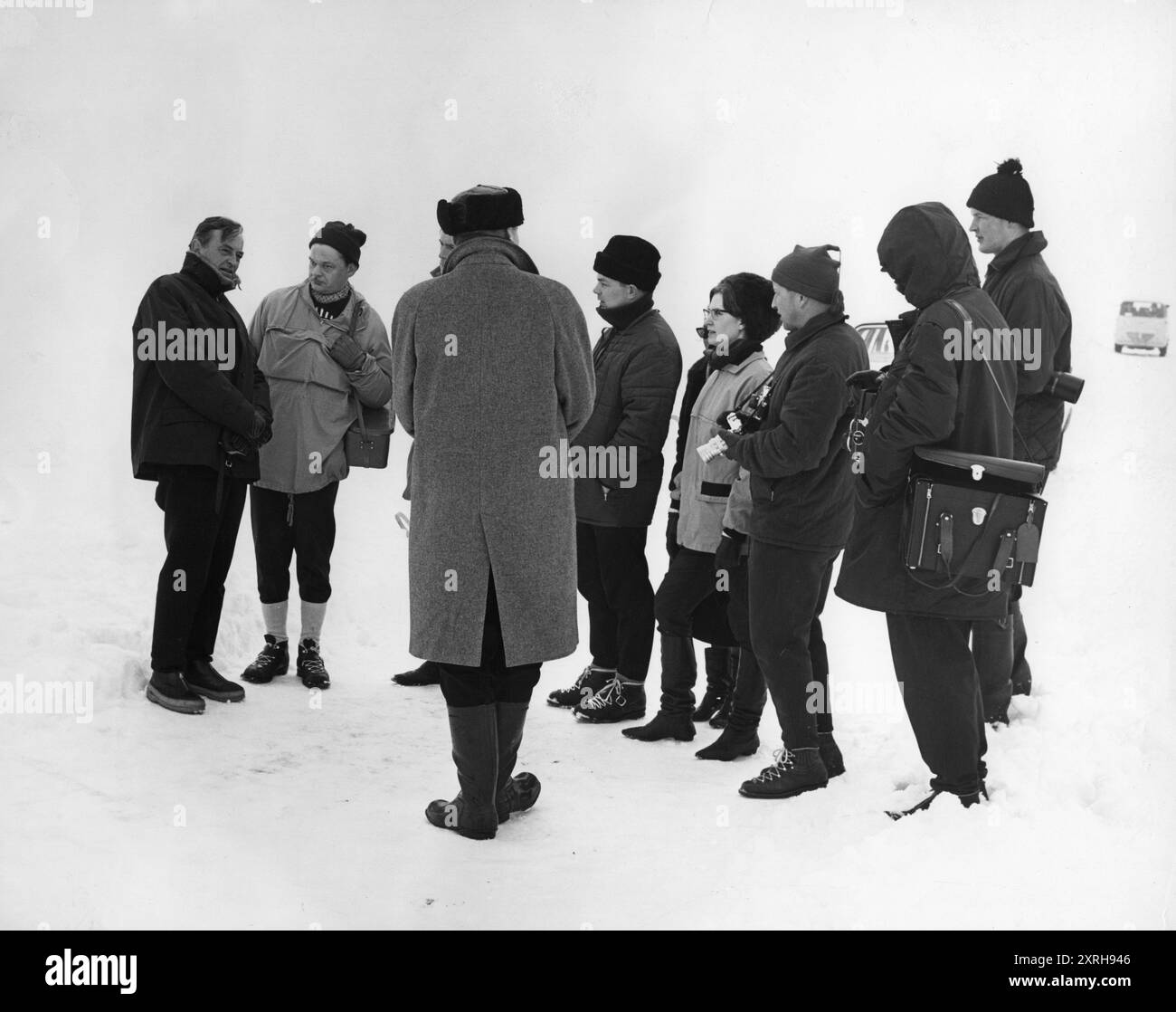 DAVID LEAN parla con un gruppo di giornalisti europei su un lago ghiacciato in Finlandia durante le riprese del DOTTOR ZHIVAGO 1965 regista DAVID LEAN romanzo BORIS PASTERNAK sceneggiatura ROBERT BOLT Cinematografia FREDDIE YOUNG Music MAURICE JARRE Carlo Ponti Productions / Metro Goldwyn Mayer Foto Stock