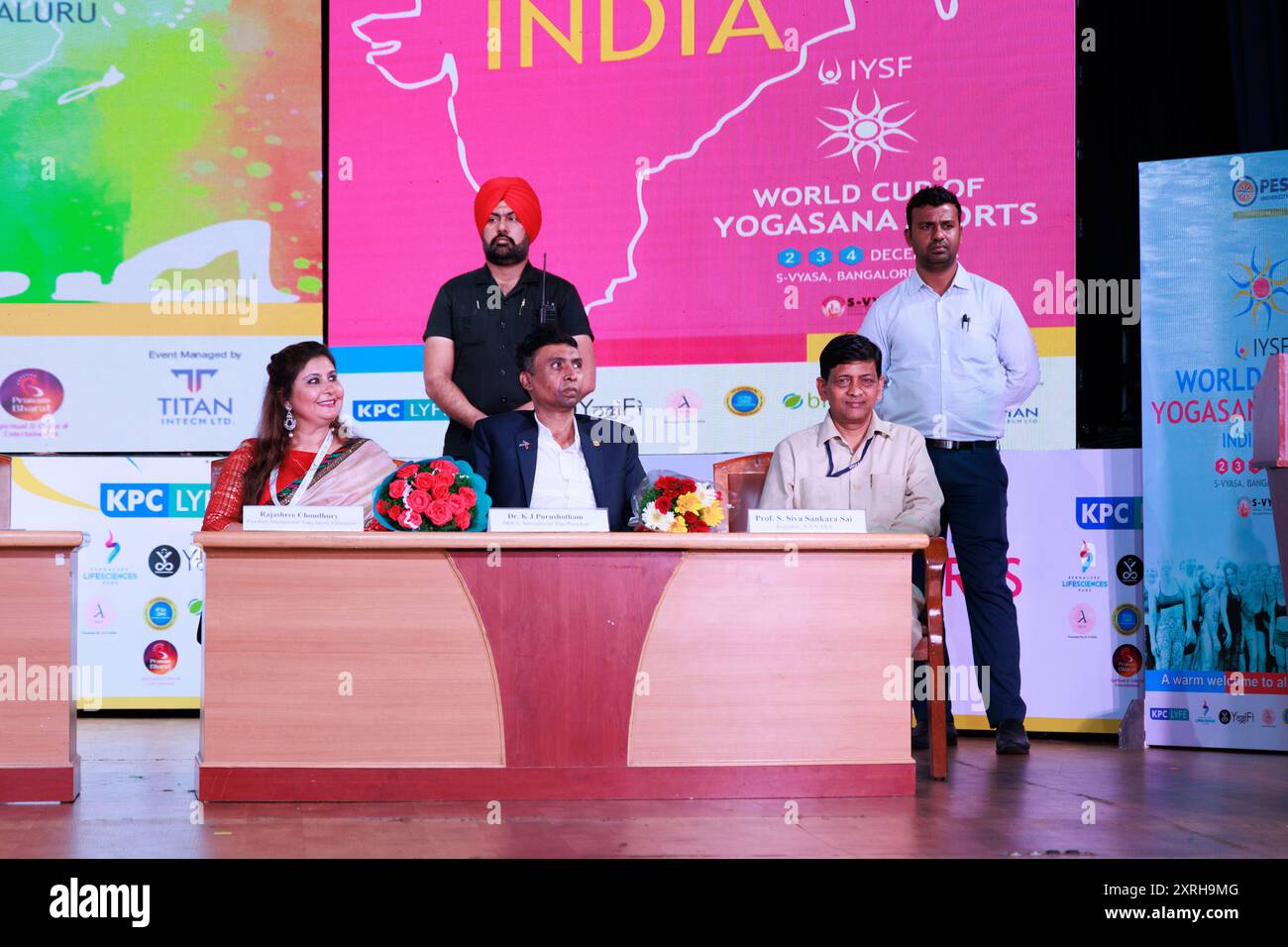 Rajashree Choudhury (Presidente, IYSF), Dr. K J Purushotham (BRICS, VP Internazionale), Prof. S Siva Sankara Sai (Registrar, S-VYASA) al WCYS 2022 Foto Stock