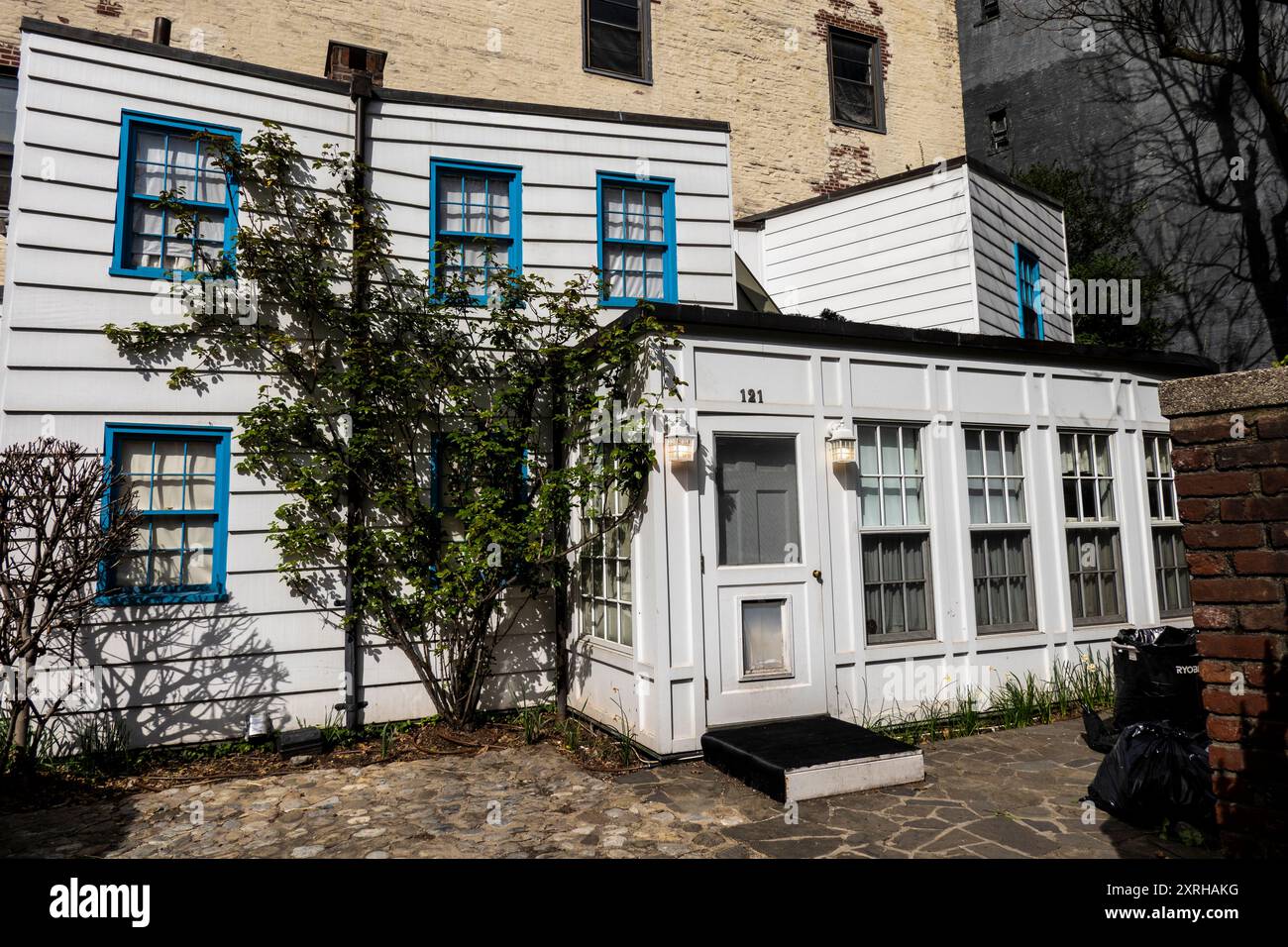 Affascinante fattoria in legno risalente a 200 anni fa ex casa di Margaret Wise Brown al 121 di Charles Street nel West Village, New York, New York, Stati Uniti Foto Stock