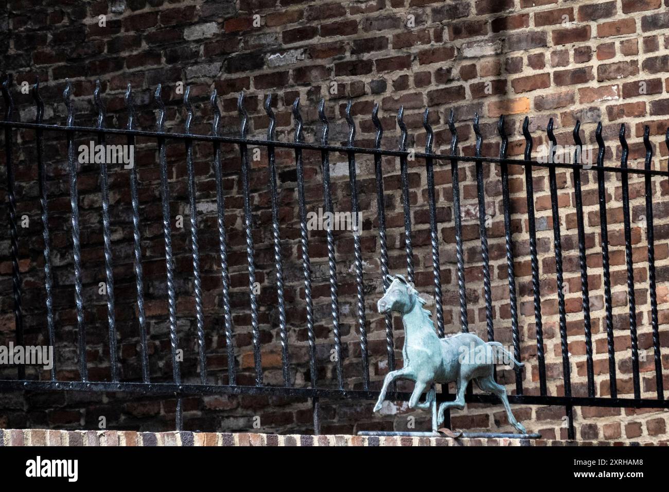 Galloping Horse Sculpture sulla 10th Street nel Greenwich Village, New York City, NY, USA Foto Stock