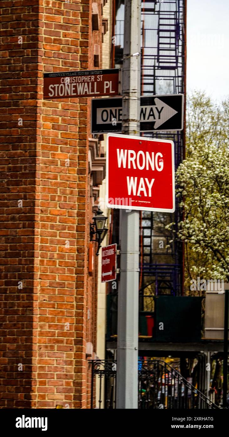 Cartello che indica Christopher Street Stonewall Place e cartelli a senso unico e a senso sbagliato, Greenwich Village, New York City, New York, Stati Uniti Foto Stock