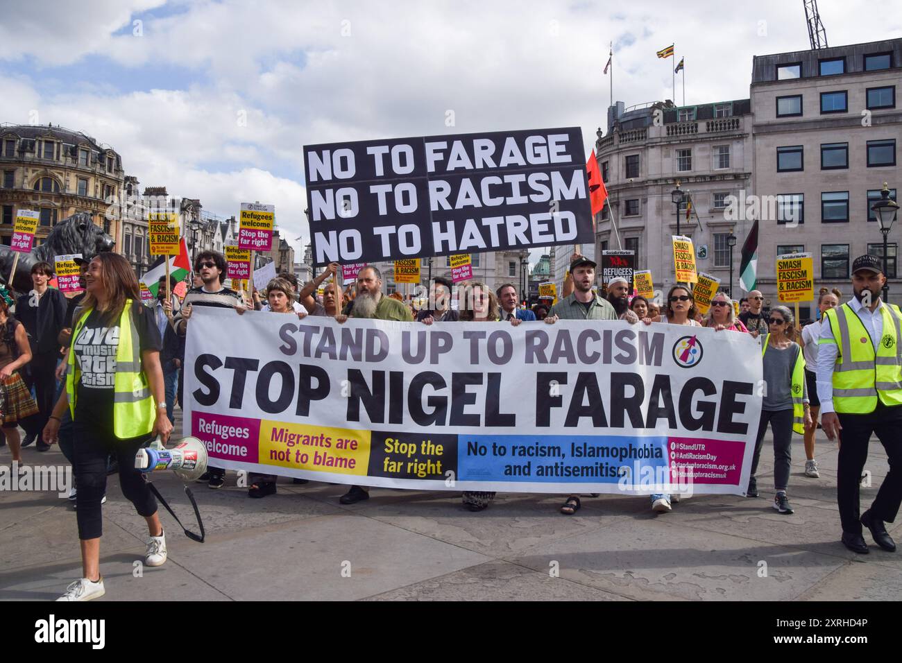 Londra, Regno Unito. 10 agosto 2024. I manifestanti tengono striscioni "Stop Nigel Farage” e "No to Farage, no al razzismo, no all'odio” a Trafalgar Square durante la marcia contro il leader riformato del Regno Unito Nigel Farage e l'estrema destra. La marcia è stata parte delle proteste in corso contro l'estrema destra, il fascismo e il razzismo a seguito dei disordini anti-immigrazione che hanno colpito il Regno Unito. Credito: SOPA Images Limited/Alamy Live News Foto Stock