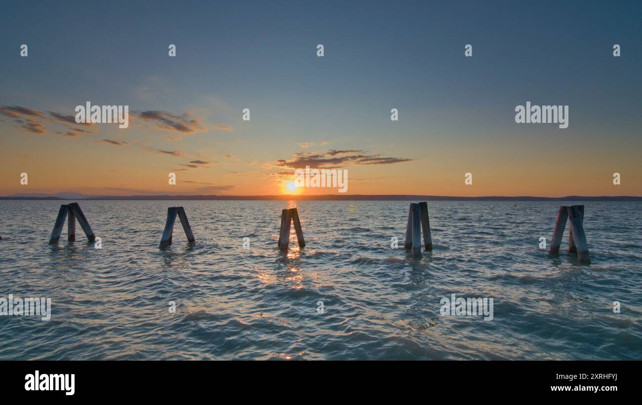 Romantico sfondo al tramonto. Copia spazio. Neusiedler SEE al tramonto. Concetto di vacanza. Foto Stock