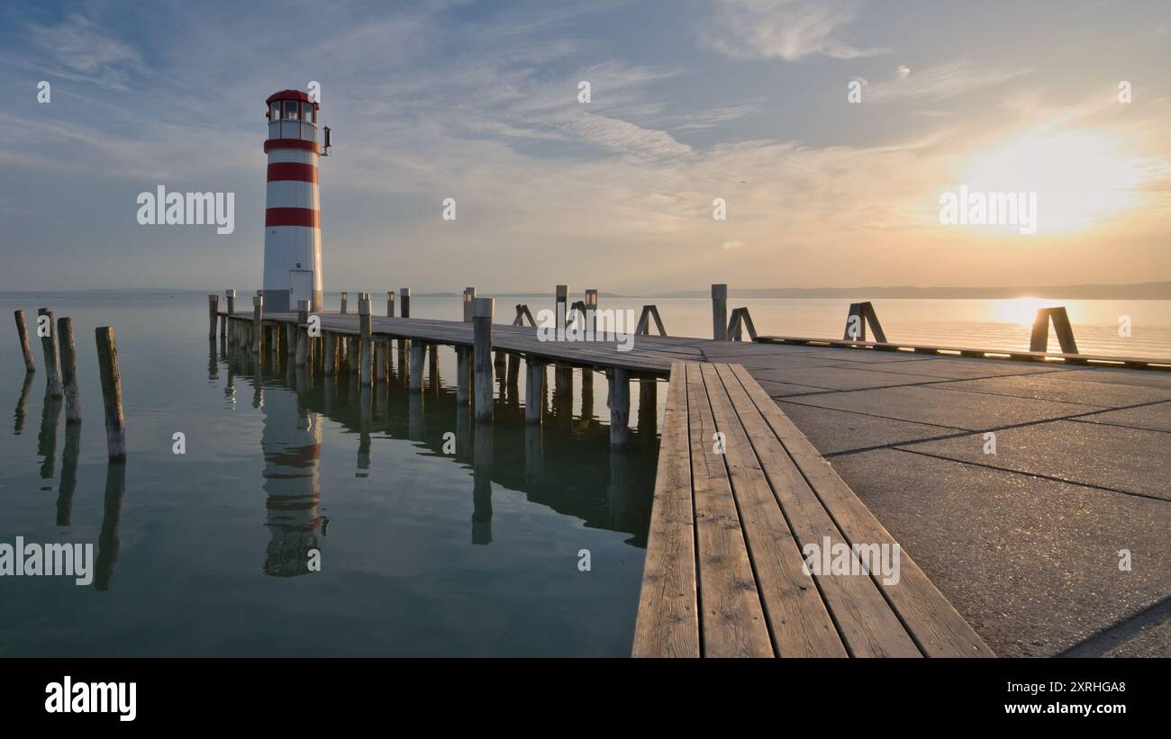 Famoso faro sulla riva di Neusiedler SEE. Attrazione turistica di Podersdorf am SEE. Burgenland, Austria. Foto Stock