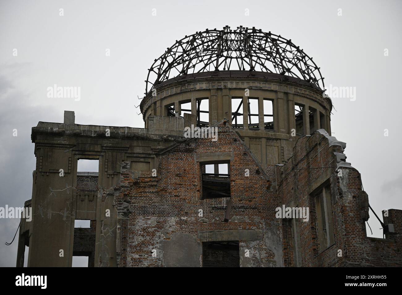 Paesaggio con vista panoramica di Genbaku Dōmu conosciuta come la cupola A-Bomb, parte del Parco Memoriale della Pace di Hiroshima in Giappone. Foto Stock