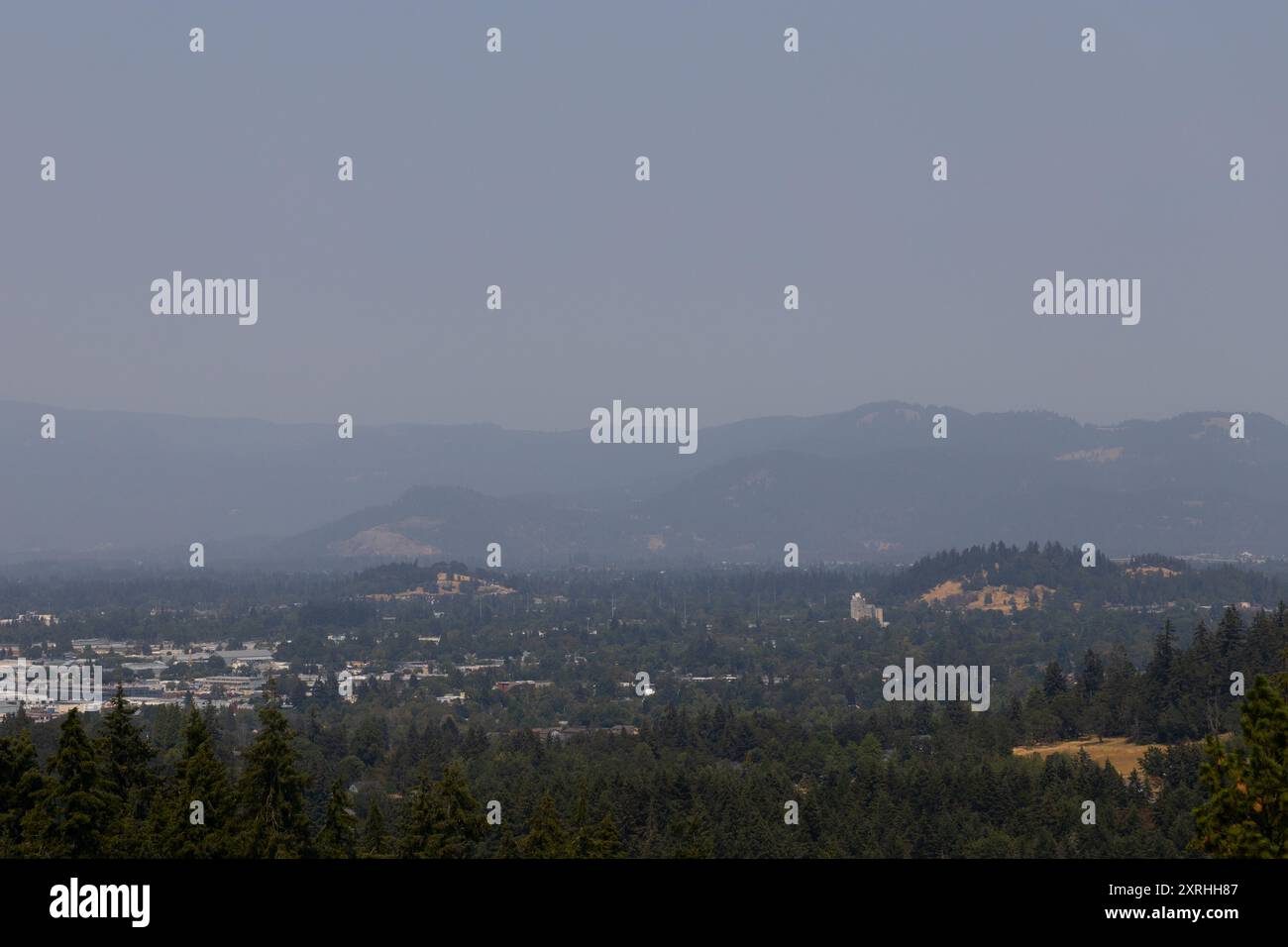 Uno strato di fumo selvaggio sulla città di Eugene, Oregon. Foto Stock