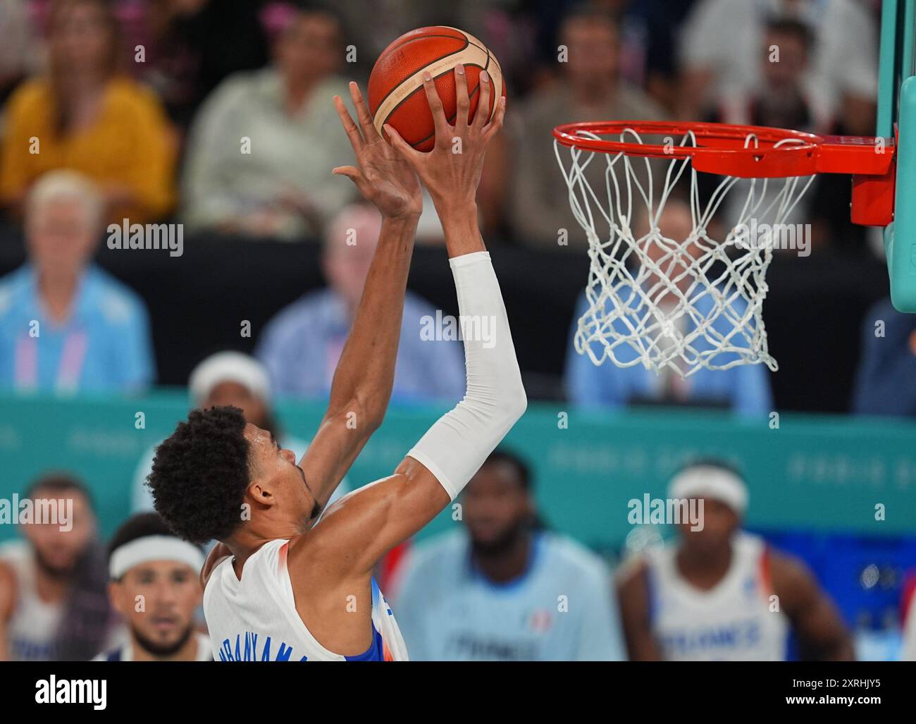 Parigi, Francia. 10 agosto 2024: Victor Wembanyama (Francia) in azione durante la finale di pallacanestro maschile tra Francia e Stati Uniti il giorno 15 dei Giochi Olimpici alla Bercy Arena di Parigi. Ulrik Pedersen/CSM. Crediti: CAL Sport Media/Alamy Live News Foto Stock