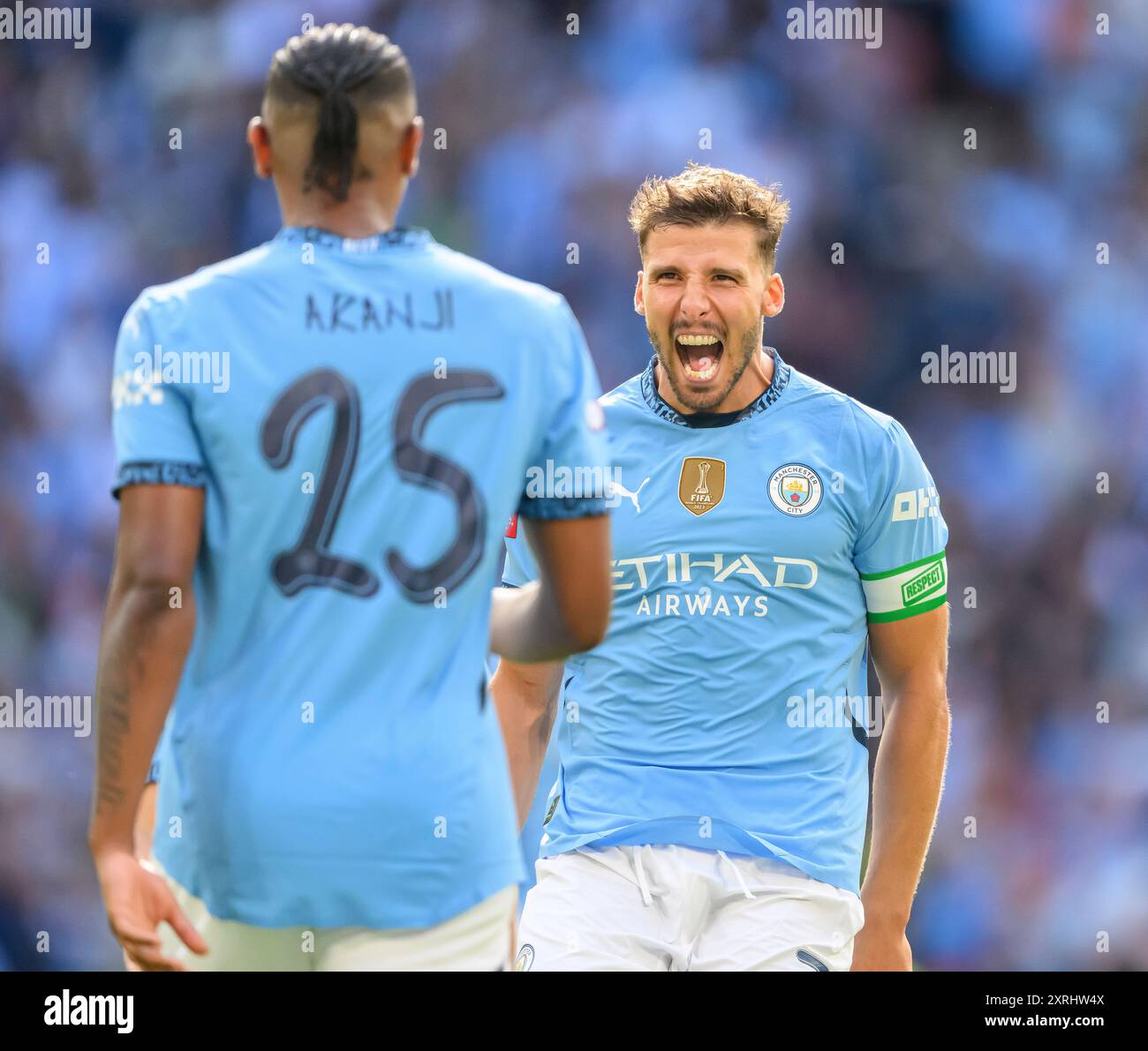 Londra, Regno Unito. 10 agosto 2024 - Manchester City contro Manchester United - Community Shield - Wembley Stadium. Ruben Dias del Manchester City festeggia con Manuel Akanji la vittoria ai calci di rigore contro il Manchester United. Crediti immagine: Mark Pain / Alamy Live News Foto Stock
