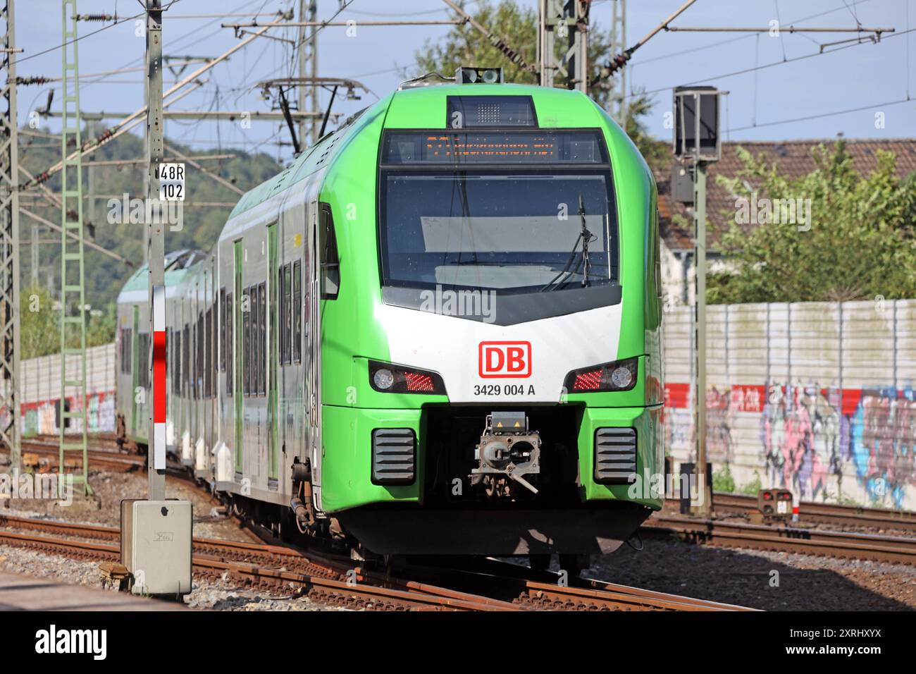 S-Bahn Rhein/Ruhr Linie S9 Die S9 der DB-Regio S-Bahn Rhein/Ruhr durchfährt einen Streckenabschnitt im Raum Bottrop Bottrop Nordrhein-Westfalen Deutschland *** S Bahn Rhein Ruhr linea S9 della DB Regio S Bahn Rhein Ruhr attraversa una sezione di binari nella zona Bottrop Bottrop nella Renania settentrionale Germania Foto Stock