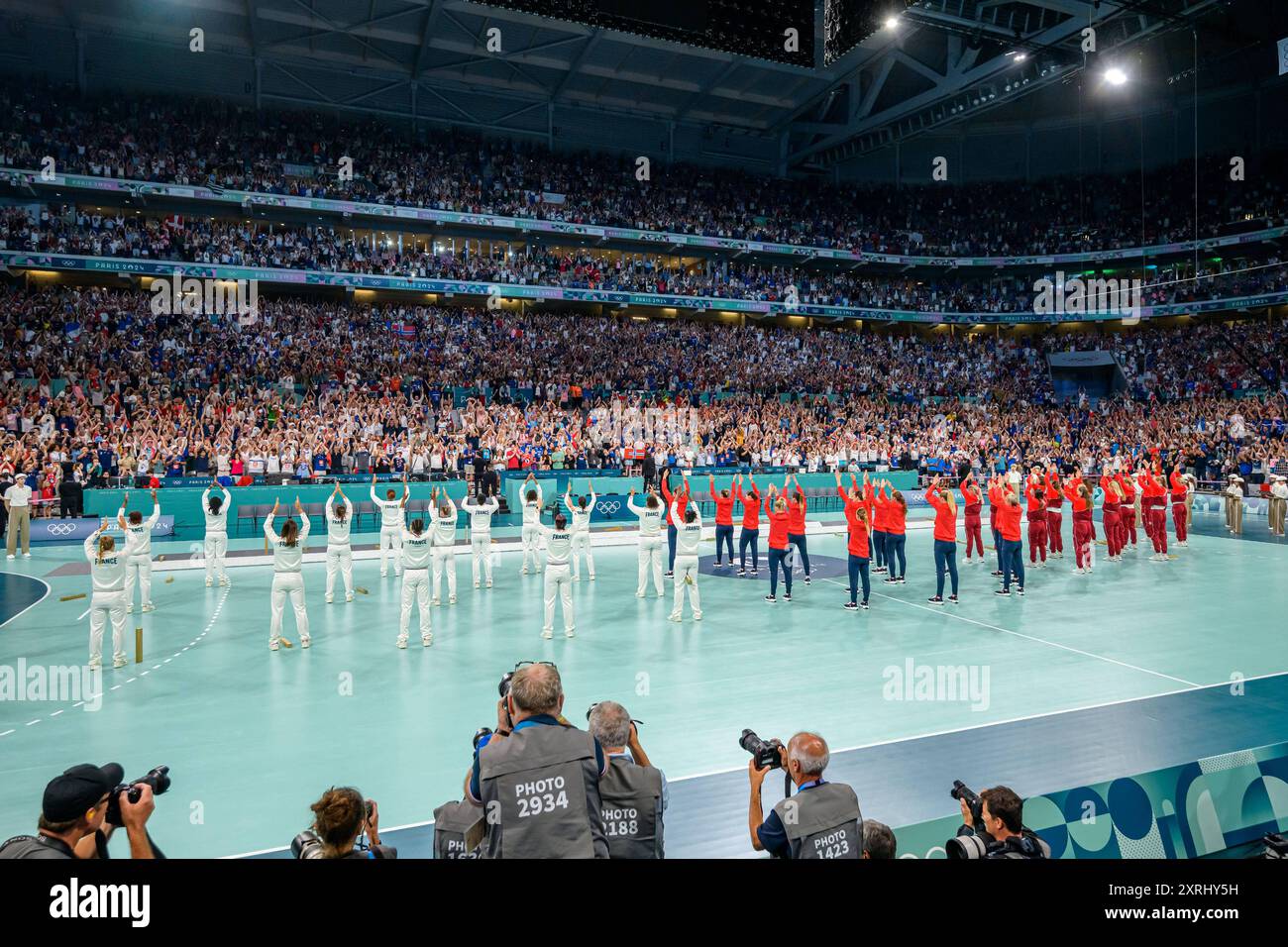 Parigi, Frankreich: Pallamano Olympia Frauen - finale - Norwegen - Frankreich Fankurve / Fans / Fanblock / Lille Stade Pierre Mauroy Frankreich *** Parigi, Francia pallamano Olympic Womens Final Norvegia Francia fan Curve fan Block Lille Stade Pierre Mauroy Francia Foto Stock