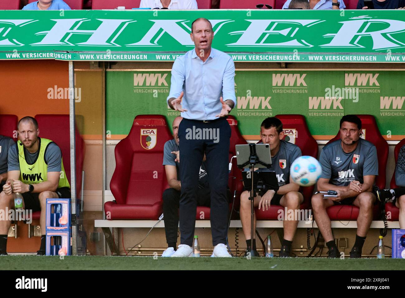 Chef-Trainer Jess Thorup FC Augsburg gestikuliert, gestik, FC Augsburg vs. Olympique Marseille, Fussball, Testspiel, 10.08.2024 Augsburg Bayern Deutschland *** Capo allenatore Jess Thorup FC Augsburg gesticolati, gestures, FC Augsburg vs Olympique Marseille, football, test match, 10 08 2024 Augsburg Bayern Germania Copyright: Xkolbert-Fastpress/Peterxlpress Foto Stock