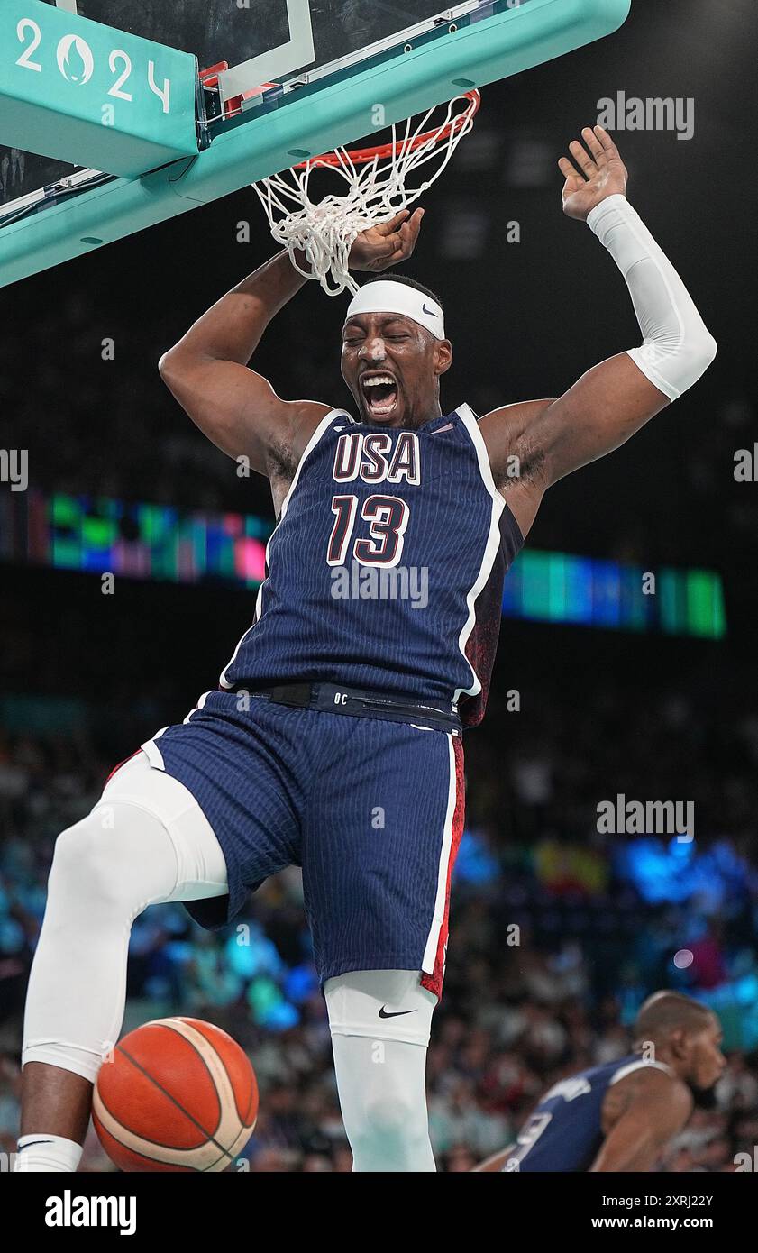 Parigi, Francia. 10 agosto 2024. BAM Adebayo degli Stati Uniti segna da una dunk durante la partita della medaglia d'oro maschile di basket tra Stati Uniti e Francia ai Giochi Olimpici di Parigi 2024 a Parigi, in Francia, 10 agosto 2024. Crediti: Meng Yongmin/Xinhua/Alamy Live News Foto Stock