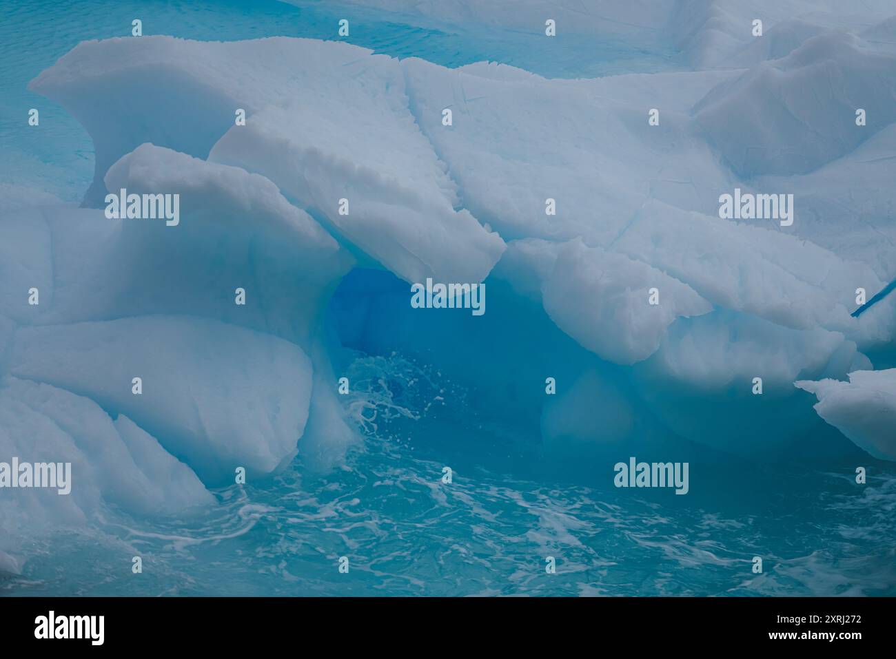 Primo piano d'azione per schizzi d'acqua blu iceberg. Antartide Breaking Ice with Ocean Frozen Seas, sfondo naturale e vivace Wallpaper Wild Foto Stock