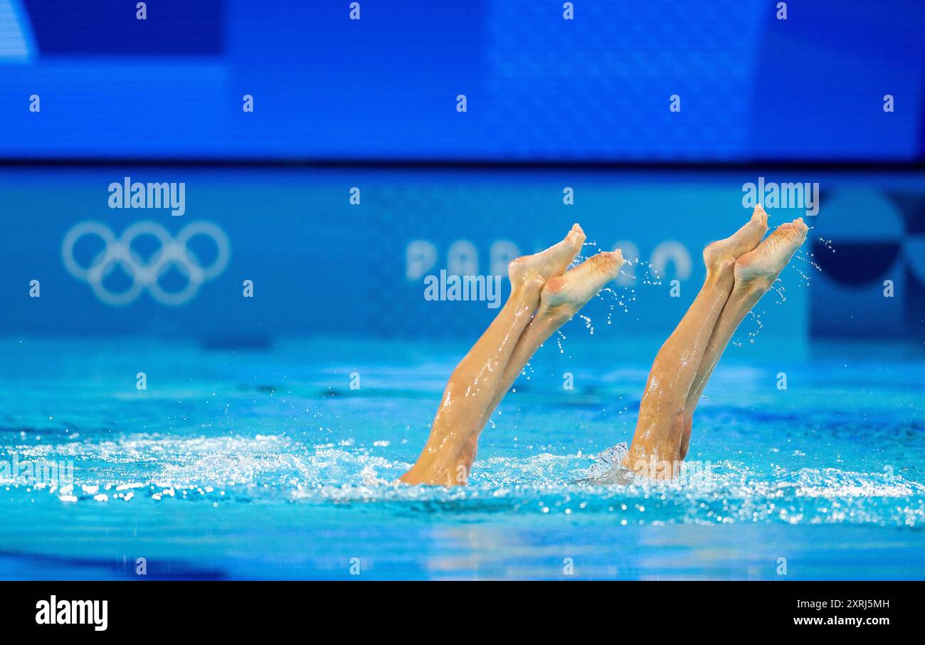 PARIGI - Noortje e Bregje de Brouwer durante il duetto di nuoto sincronizzato (W) freestyle nel Centro acquatico ai Giochi Olimpici. ANP IRIS VAN DEN BROEK Foto Stock