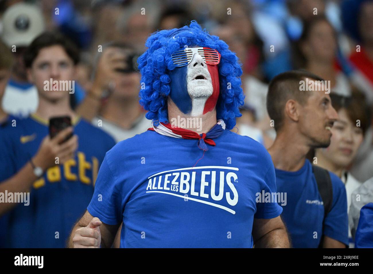 Parigi, fra. 10 agosto 2024. Un appassionato di basket francese con un volto decorato come la bandiera nazionale francese vista durante la partita di pallacanestro della medaglia d'oro maschile tra il Team USA e il Team France alle Olimpiadi estive di Parigi 2024 alla Bercy Arena, 10 agosto 2024, Parigi, Francia. (Foto di Anthony Behar/Sipa USA) credito: SIPA USA/Alamy Live News Foto Stock