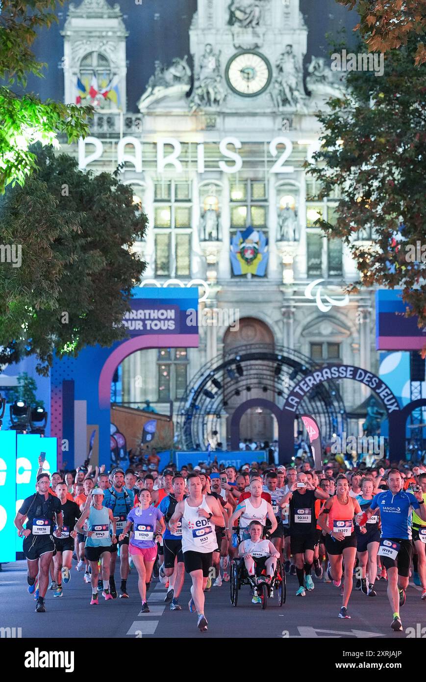 Parigi, Francia. 10 agosto 2024. Le persone prendono parte alla maratona di partecipazione di massa ai Giochi Olimpici di Parigi 2024 a Parigi, Francia, 10 agosto 2024. Crediti: Zhang Yuwei/Xinhua/Alamy Live News Foto Stock