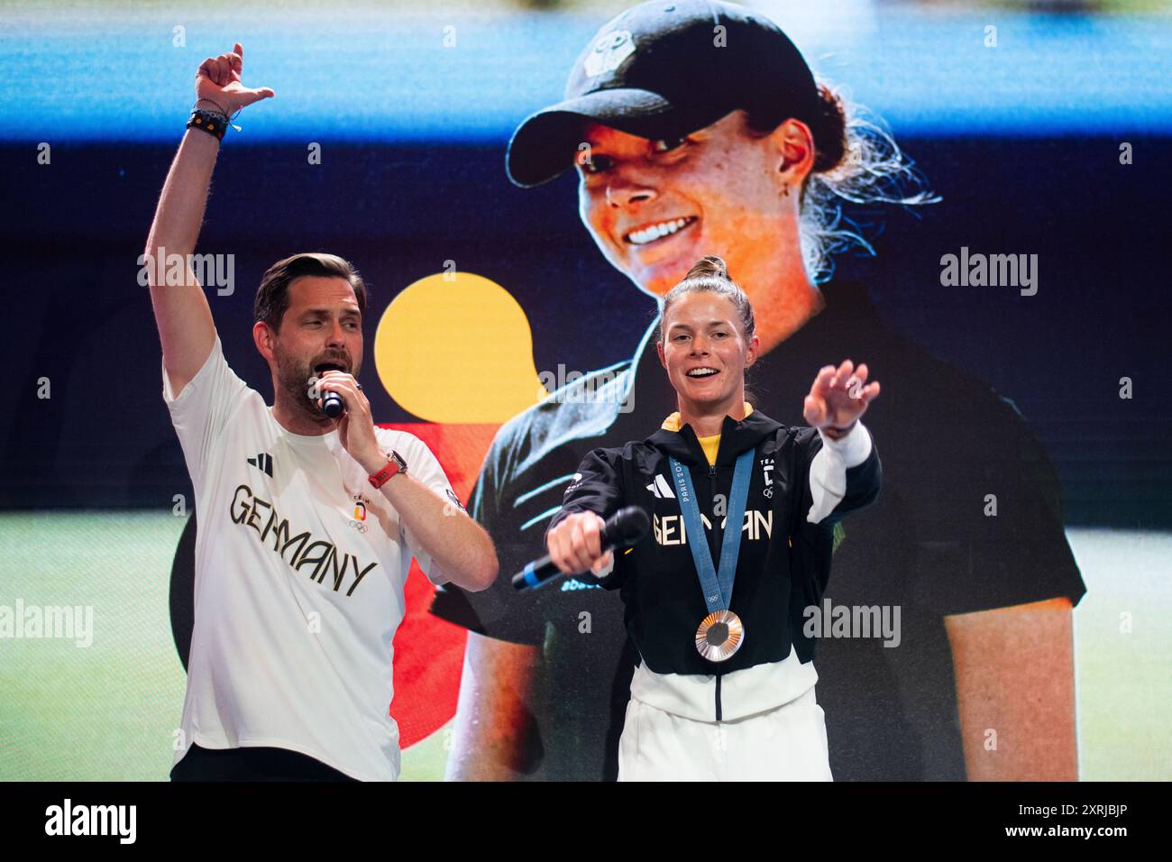 HENSELEIT Esther (Deutschland) jubelt ueber Platz 2 und Silber, Golf Frauen, fra, Olympische Spiele Paris 2024, Feier im Deutschen Haus, 10.08.2024 foto: Eibner-Pressefoto/Michael Memmler Foto Stock