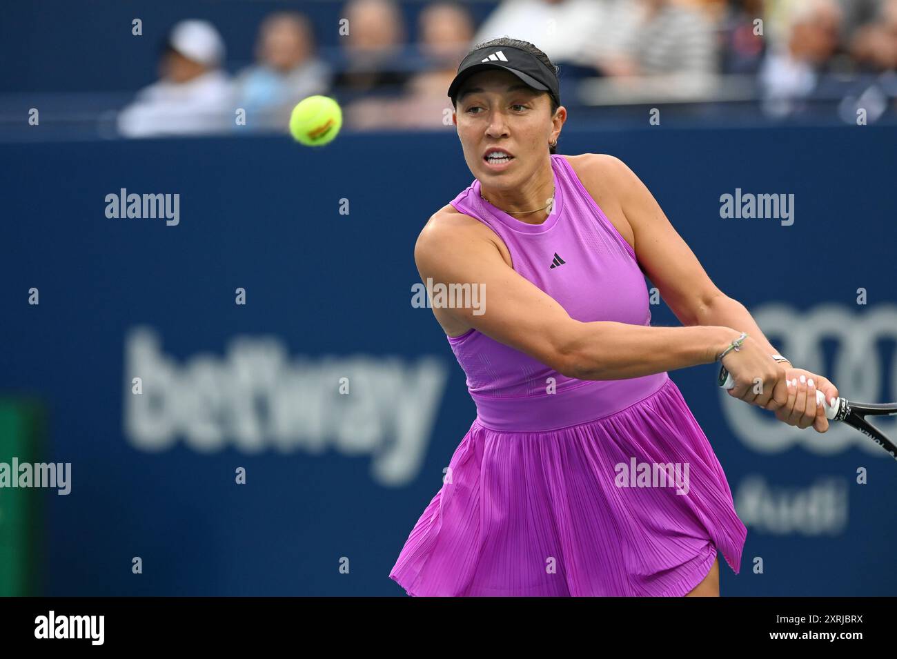 Toronto, Canada. 10 agosto 2024. La tennista americana Jessica Pegula completa ai quarti di finale del WTA 1000 Toronto National Bank Open. Christopher Child/EXimages Credit: EXImages/Alamy Live News Foto Stock