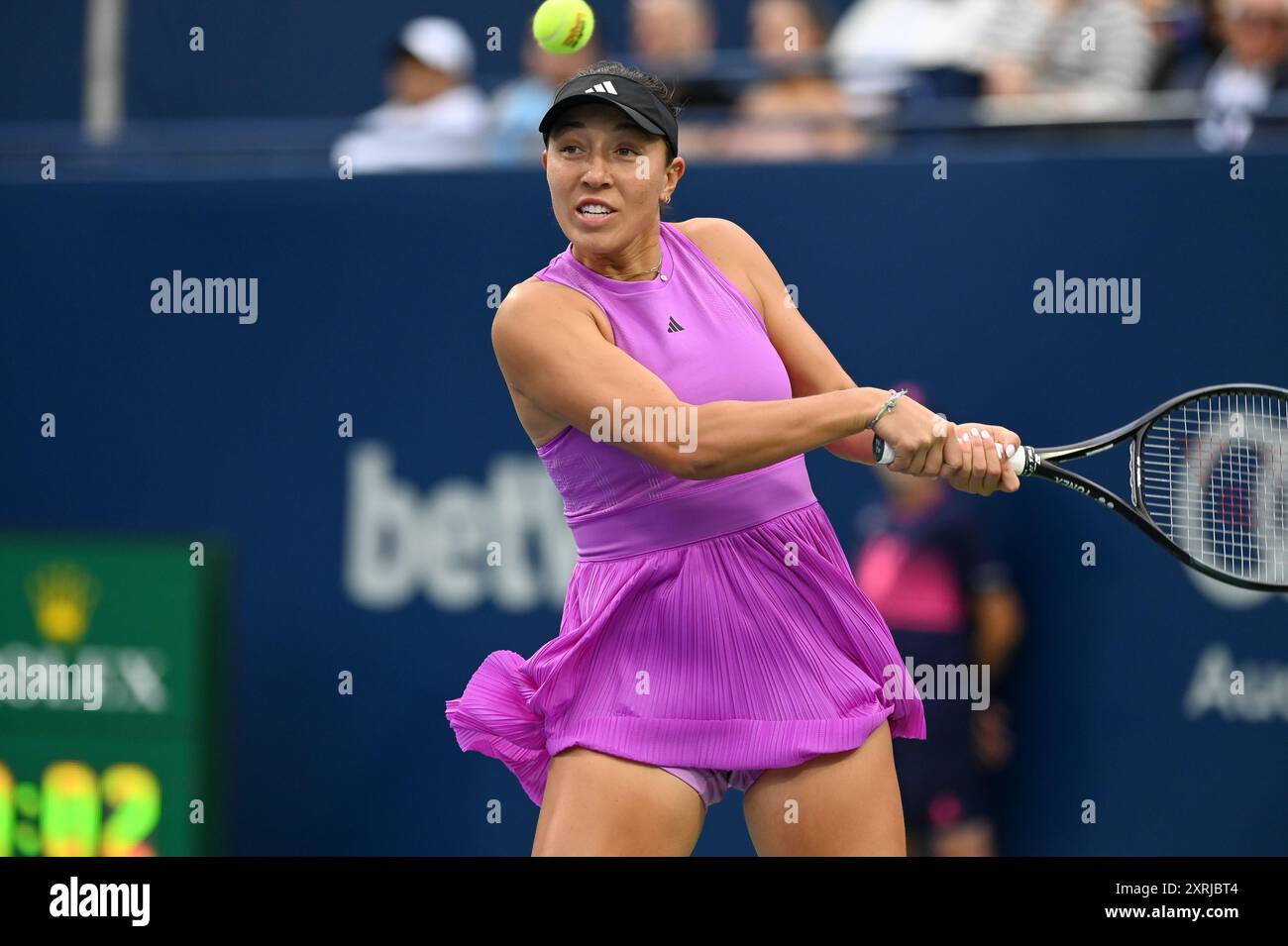 Toronto, Canada. 10 agosto 2024. La tennista americana Jessica Pegula completa ai quarti di finale del WTA 1000 Toronto National Bank Open. Christopher Child/EXimages Credit: EXImages/Alamy Live News Foto Stock