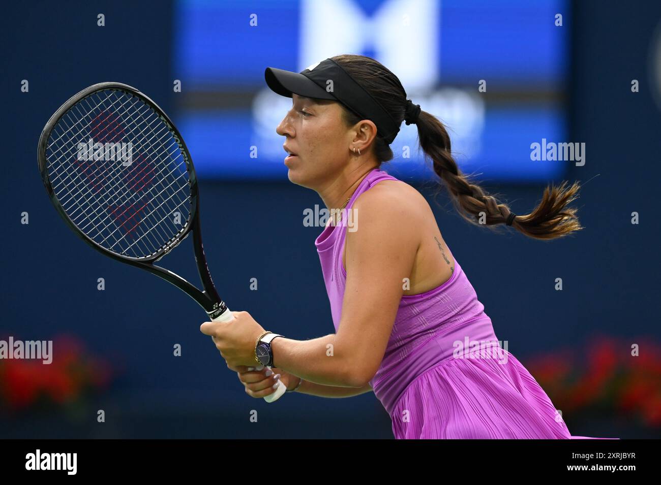 Toronto, Canada. 10 agosto 2024. La tennista americana Jessica Pegula completa ai quarti di finale del WTA 1000 Toronto National Bank Open. Christopher Child/EXimages Credit: EXImages/Alamy Live News Foto Stock