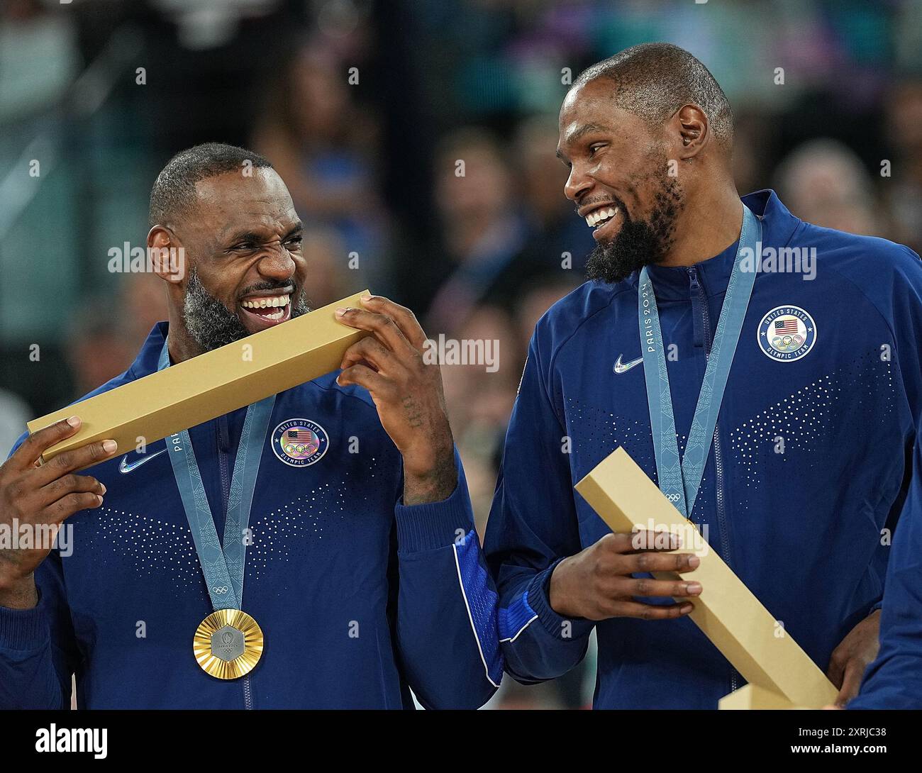 Parigi, Francia. 10 agosto 2024. LeBron James (L) e Kevin Durant della squadra di medaglie d'oro USA partecipano alla cerimonia di vittoria per il basket maschile ai Giochi Olimpici di Parigi 2024, a Parigi, in Francia, 10 agosto 2024. Crediti: Meng Yongmin/Xinhua/Alamy Live News Foto Stock