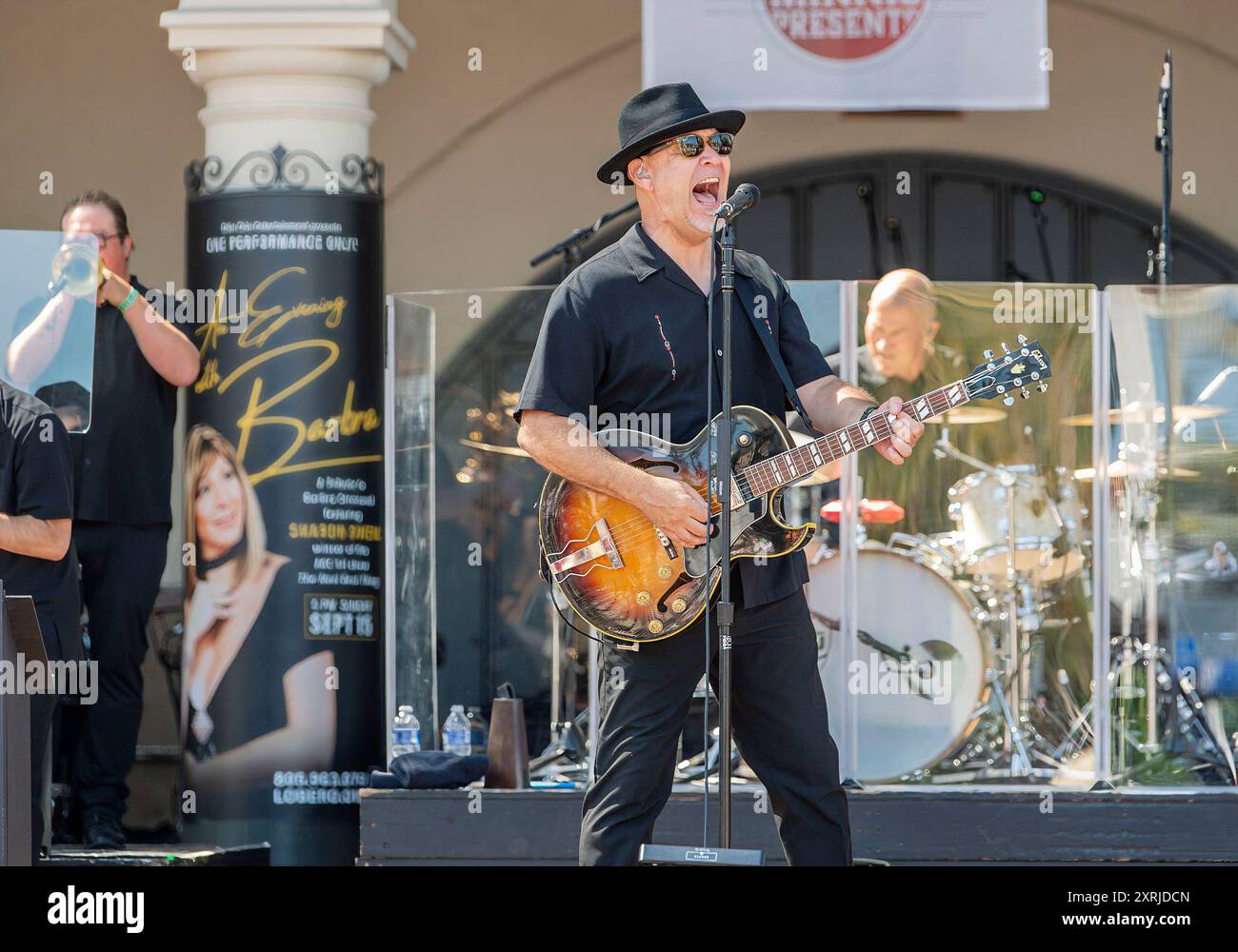 Santa Barbara, California, Stati Uniti. 10 agosto 2024. SCOTTY MORRIS, cantante solista, chitarrista e compositore della band Big Bad Voodoo Daddy, si esibisce davanti a centinaia di persone in un concerto gratuito all'aperto che celebra il centenario del Lobero Theatre buildingÃs. (Immagine di credito: © PJ Heller/ZUMA Press Wire) SOLO PER USO EDITORIALE! Non per USO commerciale! Foto Stock