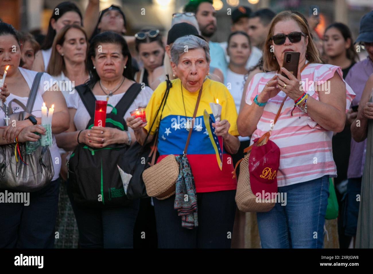 Madrid, Spagna. 10 agosto 2024. Una donna tiene una candela accesa durante una manifestazione. I residenti venezuelani a Madrid hanno tenuto una cerimonia di accensione delle candele alla Puerta del Sol di Madrid con il motto "luce, luce speranza. Che tutta l’Europa sia illuminata con speranza per il Venezuela! (Foto di David Canales/SOPA Images/Sipa USA) credito: SIPA USA/Alamy Live News Foto Stock