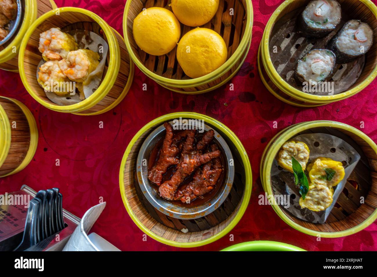 Guardando in basso il dim sum in cesti a vapore su un tavolo in un ristorante a George Town, Penang, Malesia. Foto Stock