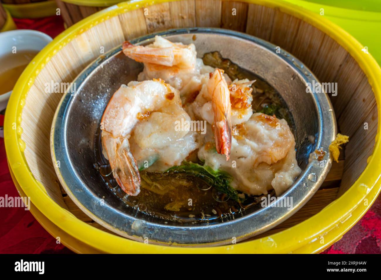 Cestino con gnocchi di gamberi al vapore, servito come parte di dim sum, popolare nel sud-est asiatico, in un ristorante di George Foto Stock