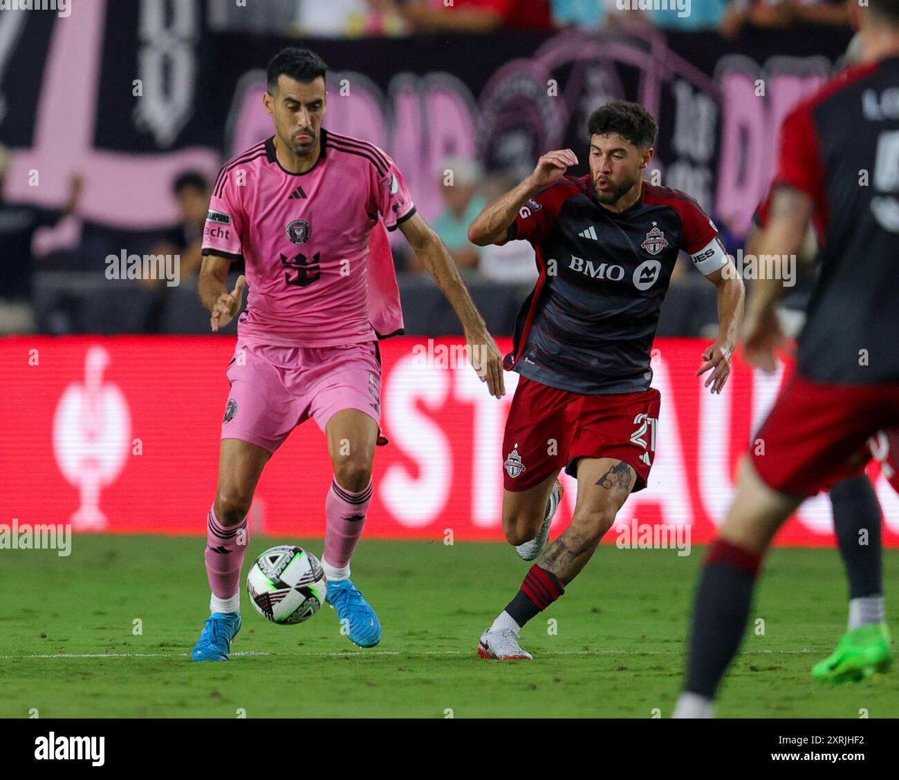FORT LAUDERDALE, FLORIDA - 8 AGOSTO: Centrocampista Sergio Busquets n. 5 (L) dell'Inter Miami e Jonathan Osorio n. 21 foto: Chris Arjoon Foto Stock
