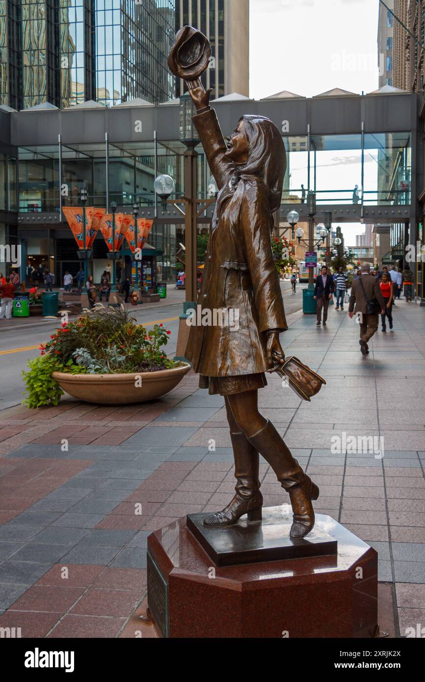 La statua di Mary Tyler Moore e i moderni edifici del centro di Minneapolis, Minnesota, Stati Uniti. Foto Stock