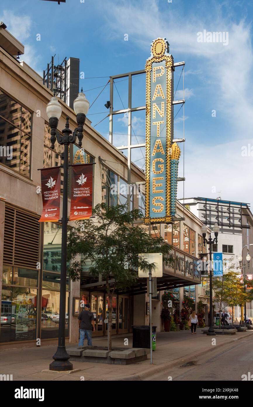 Lo storico Pantages Theater e gli edifici moderni del centro di Minneapolis, Minnesota, Stati Uniti. Foto Stock