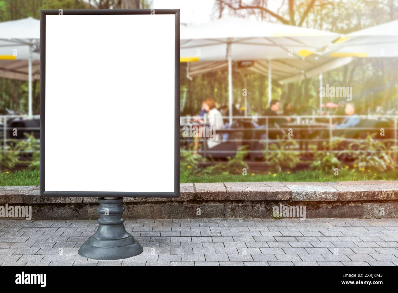 Mockup di Street Restaurant Vertical Menu poster affissioni. Effetto riflesso lente Foto Stock