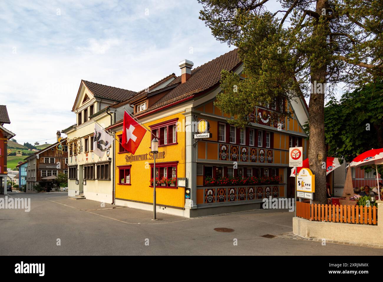 L'edificio giallo del ristorante Sonne è un esempio dello stile architettonico Appenzeller ad Appenzell, Innerrhoden, Svizzera. Foto Stock