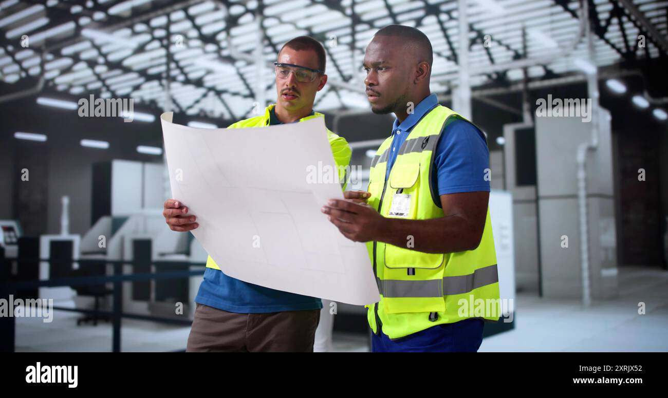 Ispezione di sicurezza OSHA del lavoratore di fabbrica utilizzando Blueprint Foto Stock