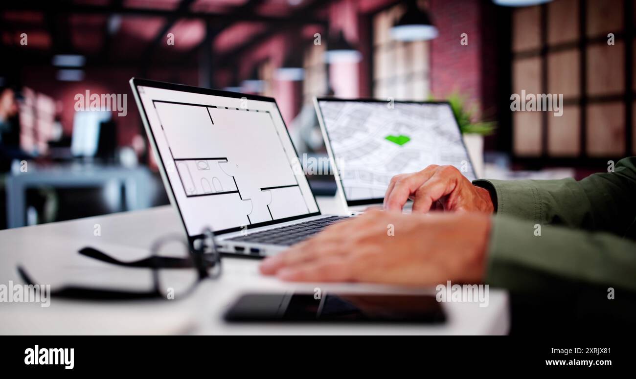 Mappa del catasto e indagine sulla costruzione della città su laptop Foto Stock