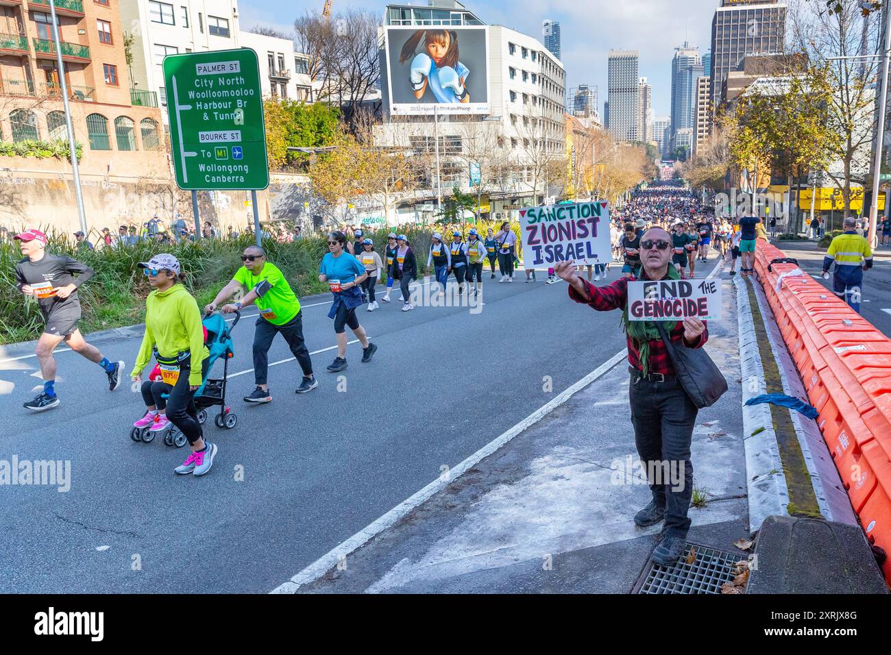 Sydney, Australia, 11 agosto 2024. La maratona pubblica annuale 'City 2 Surf'. Nella foto: Un manifestante pro-palestinese con cartelli tenta di interrompere la corsa della corsa. Crediti: Robert Wallace / Wallace Media Network / Alamy Live News Foto Stock