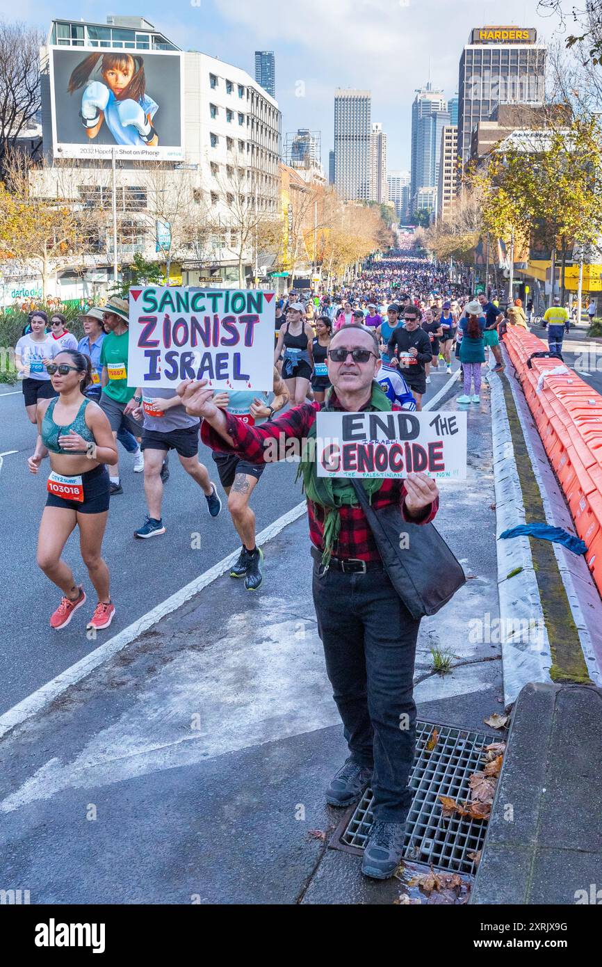 Sydney, Australia, 11 agosto 2024. La maratona pubblica annuale 'City 2 Surf'. Nella foto: Un manifestante pro-palestinese con cartelli tenta di interrompere la corsa della corsa. Crediti: Robert Wallace / Wallace Media Network / Alamy Live News Foto Stock