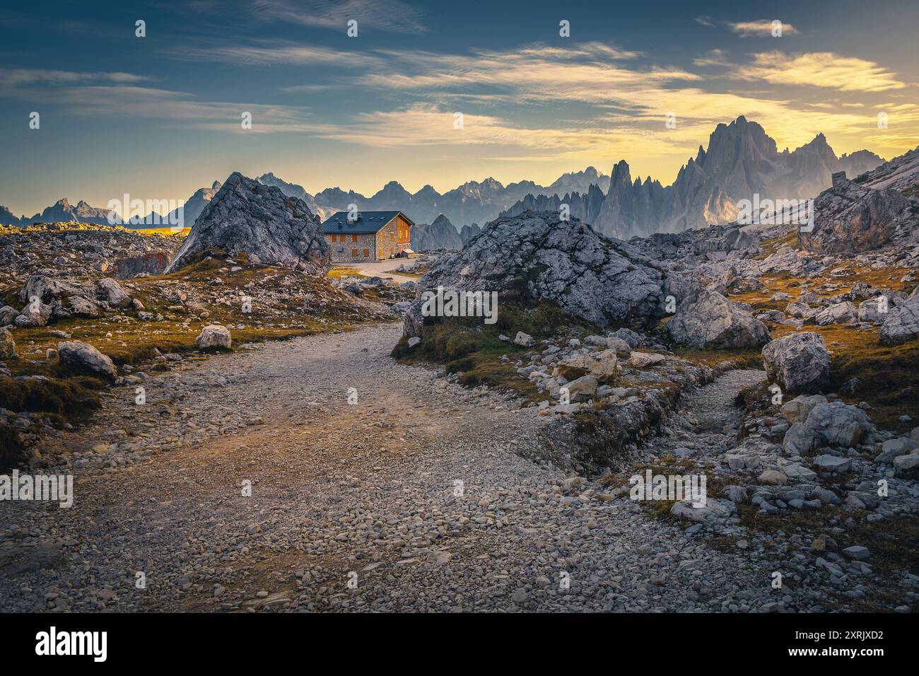 Rifugio e pittoresche cime di lacy del gruppo del Cadini al tramonto, Dolomiti, Italia, Europa Foto Stock