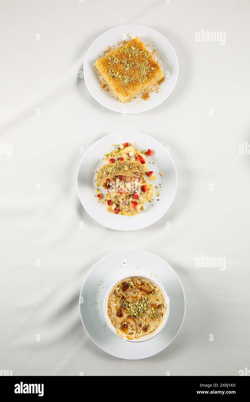 Dolci mediorientali su sfondo bianco. Dessert arabo. Vista dall'alto Foto Stock