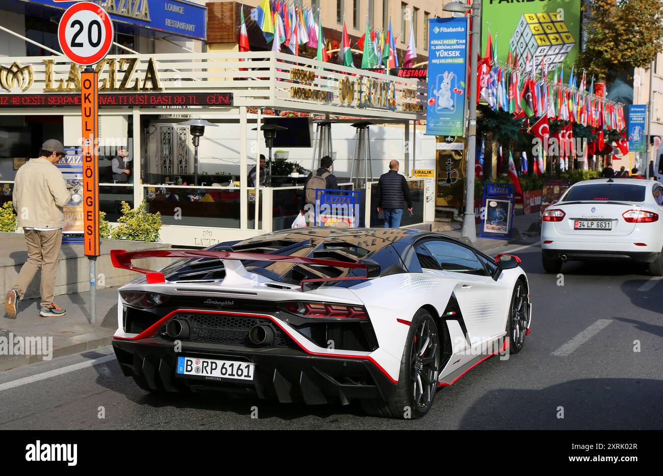 ISTANBUL, TURCHIA - 06 NOVEMBRE 2021: Unidentified Man Walking by the White Lamborghini with Berlin, Germania targa presso il quartiere Ortakoy Foto Stock