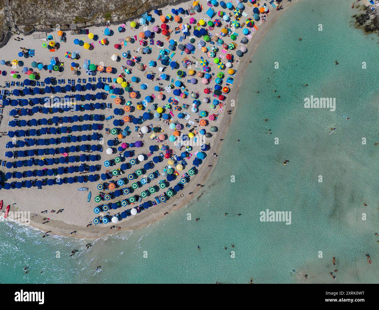 Vista dall'alto di una spiaggia sulla costa italiana Foto Stock