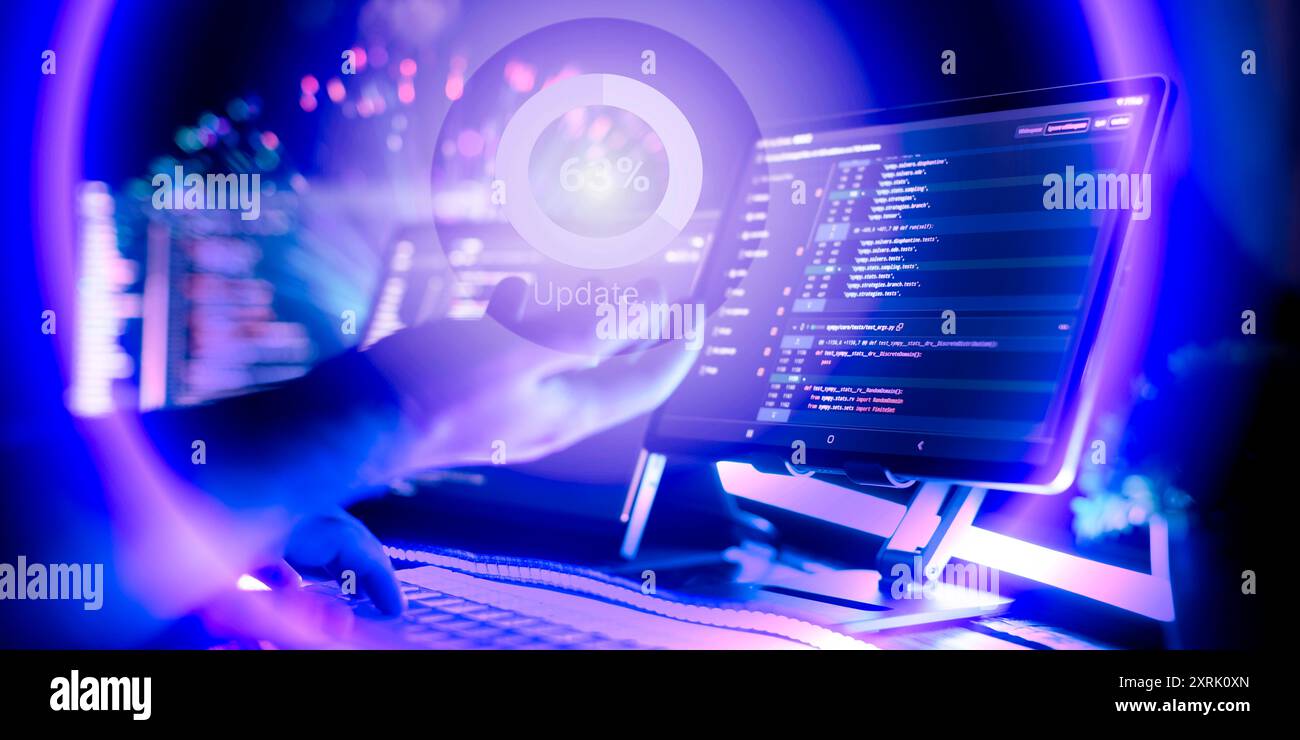 Concetto di sicurezza informatica. Il programmatore aggiorna il software, l'aggiornamento del sistema, l'archiviazione dei dati Foto Stock