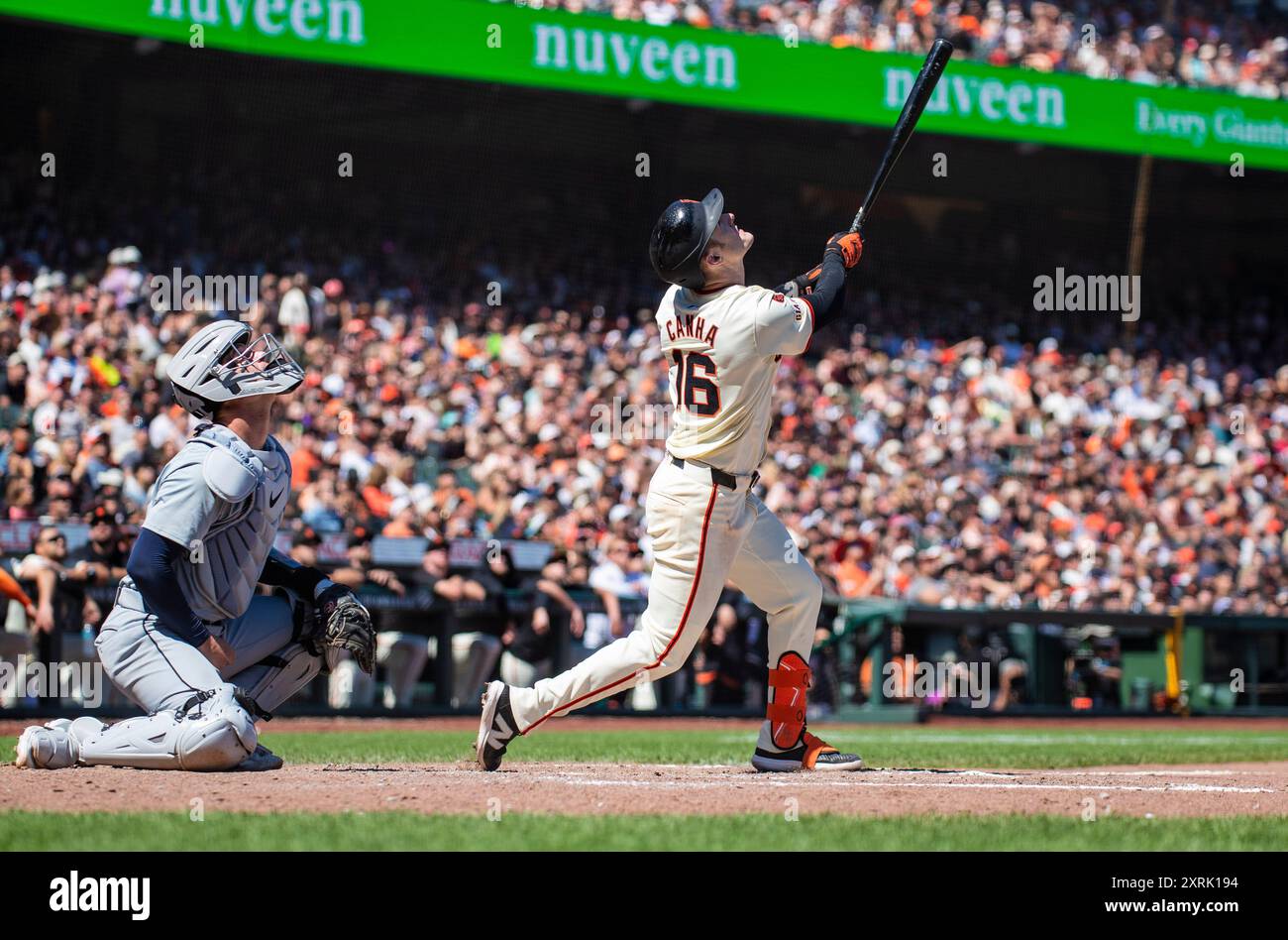 10 agosto 2024 San Francisco CA, U.S.A. la prima base di San Francisco Mark Canha (16) batte un pop-up fly durante la partita MLB tra i Detroit Tigers e i San Francisco Giants. San Francisco ha battuto Detroit 3-1 all'Oracle Park San Francisco California. Thurman James/CSM Foto Stock