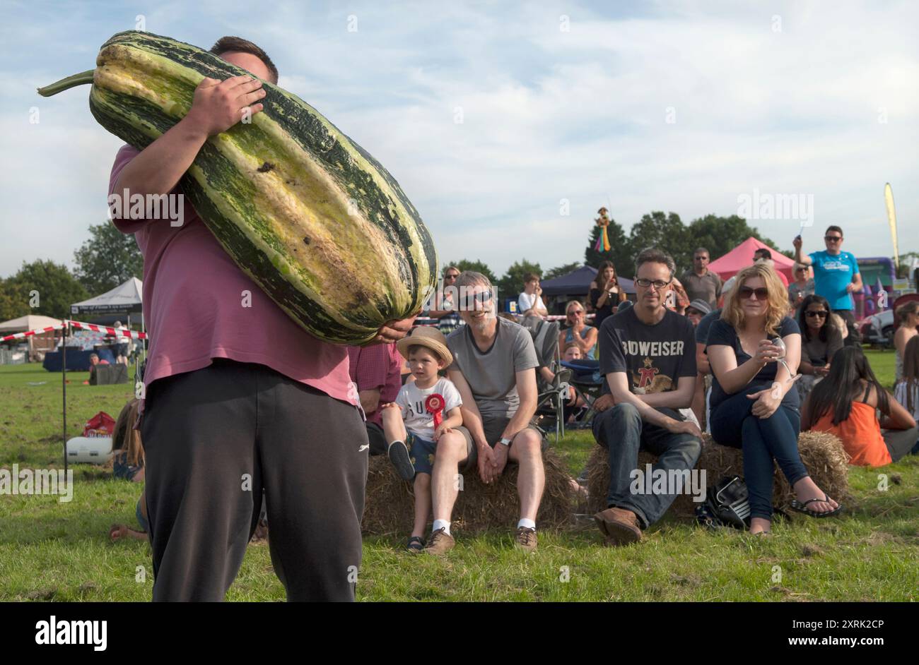 Village Fete Regno Unito. Il più pesante concorso di verdure coltivate in casa uno spettacolo del villaggio. Cudham ospita uno dei più antichi spettacoli e fedi del villaggio, risalente all'epoca vittoriana, che si tiene ogni anno il lunedì festivo di agosto. Cudham, Kent, Inghilterra 28 agosto 2017 HOMER SYKES Foto Stock