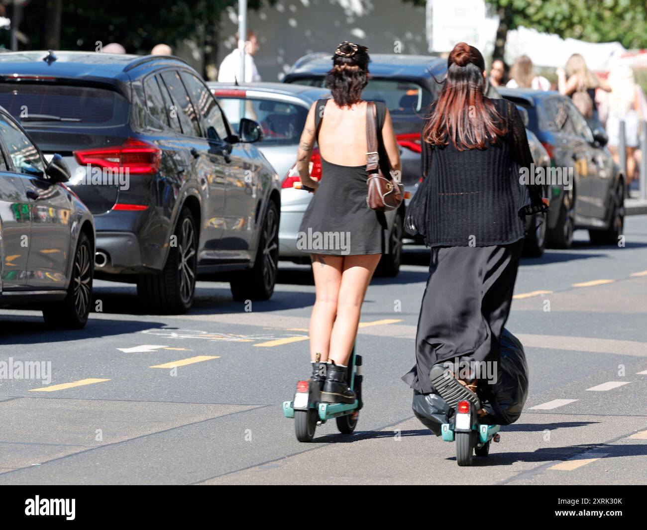 10.08.2024 Unfälle mit Personenschaden von e-Scooter deutlich zugenommen. Verunglückte e-Scooter-Nutzer sind unter 25 Jahren. Unfallursachen: Falsche Fahrbahnnutzung und Alkohol. Sollen e-Scooter in der Innenstadt verboten werden Symbolfoto Symbolbild Frankfurt Main Hessen Deutschland *** 10 08 2024 incidenti personali che coinvolgono e-scooter sono aumentati significativamente gli utenti accidentali di e-scooter sono sotto i 25 anni cause di incidenti uso errato della strada e alcol dovrebbero essere vietati gli e-scooter nel centro della città foto simbolo immagine simbolo Francoforte sul meno Hesse Germania Foto Stock