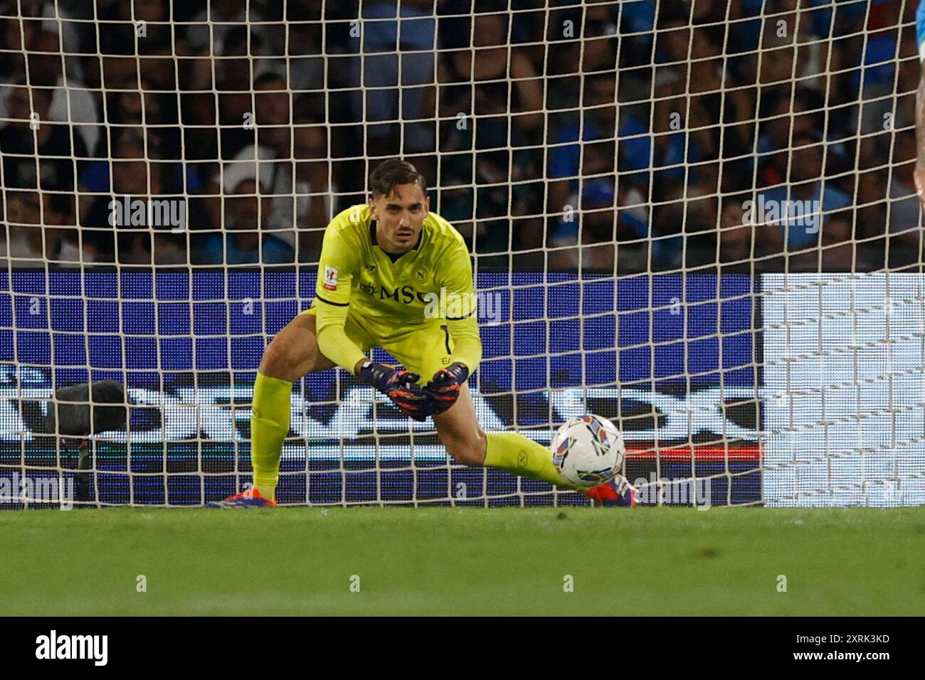 Alex Meret del Napoli salta in occasione della partita di Coppa Italia SSC Napoli - Modena FC allo Stadio Maradona il 10 agosto 2024 a Napoli. Foto Stock