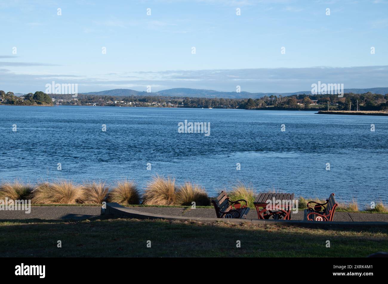 Vista dell'ampio estuario del kanamaluka / fiume Tamar a Windmill Point nella piccola città settentrionale di Georgetown in Tasmania, Australia. Georgetown Foto Stock