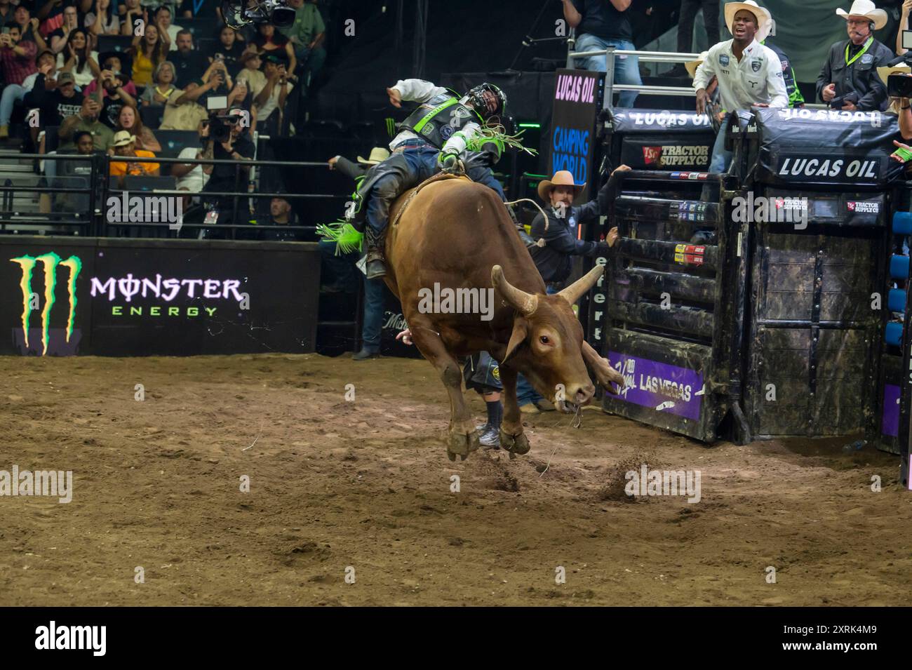 New York, Stati Uniti. 10 agosto 2024. NEW YORK, NEW YORK - 10 AGOSTO: Jose Vitor Leme di Austin Gamblers cavalca il giudice in gara 3 durante il PBR Camping World Team Series Homestand dei New York Mavericks, evento Maverick Days al Barclays Center il 10 agosto 2024 nel Brooklyn Borough di New York City. Crediti: Ron Adar/Alamy Live News Foto Stock