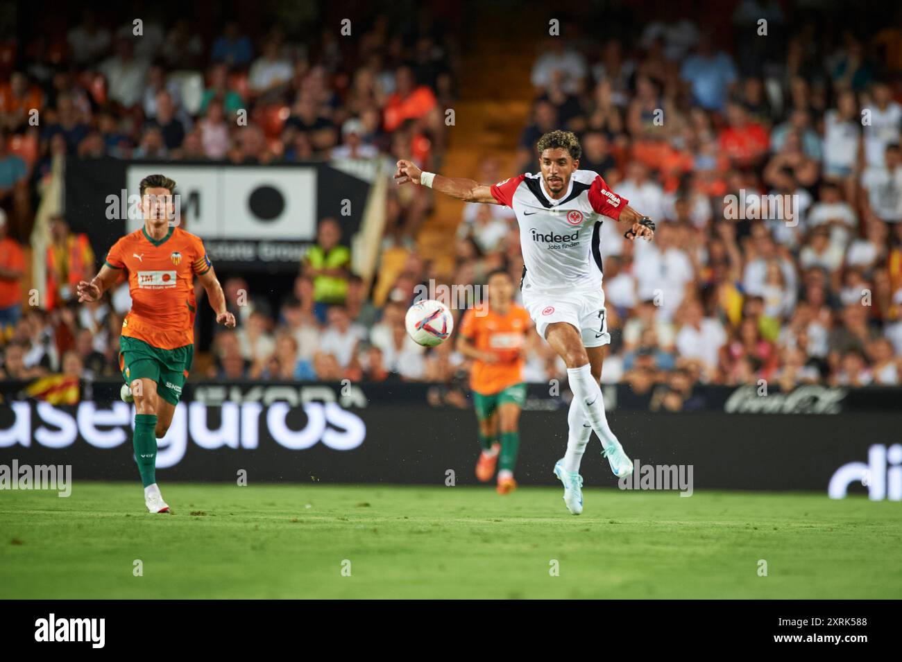 Marmoush di Eintracht Frankfurt visto in azione durante la partita tra il Valencia CF e l'Eintracht Frankfurt allo stadio Mestalla. Punteggio finale; Valencia CF 3 : 2 Eintracht Francoforte. (Foto di Vicente Vidal Fernandez / SOPA Images/Sipa USA) Foto Stock